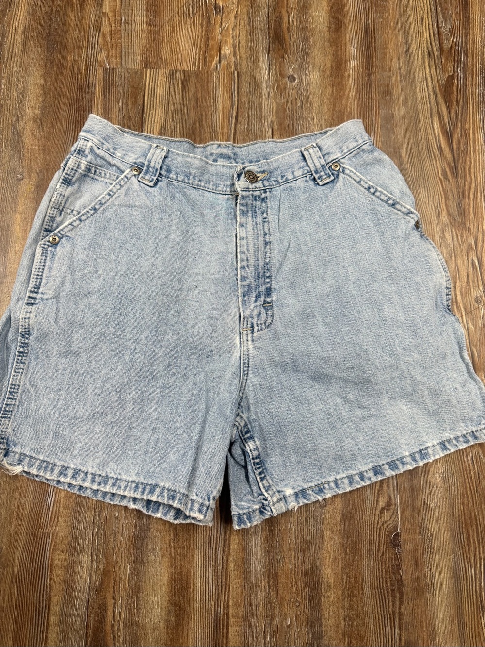 90s light wash denim shorts with a relaxed fit  size 28